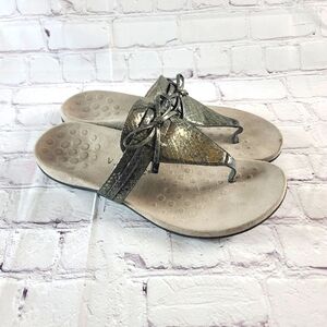 Vionic Women's 10 Amaya Embossed Leather Metallic Thong Flip Flop